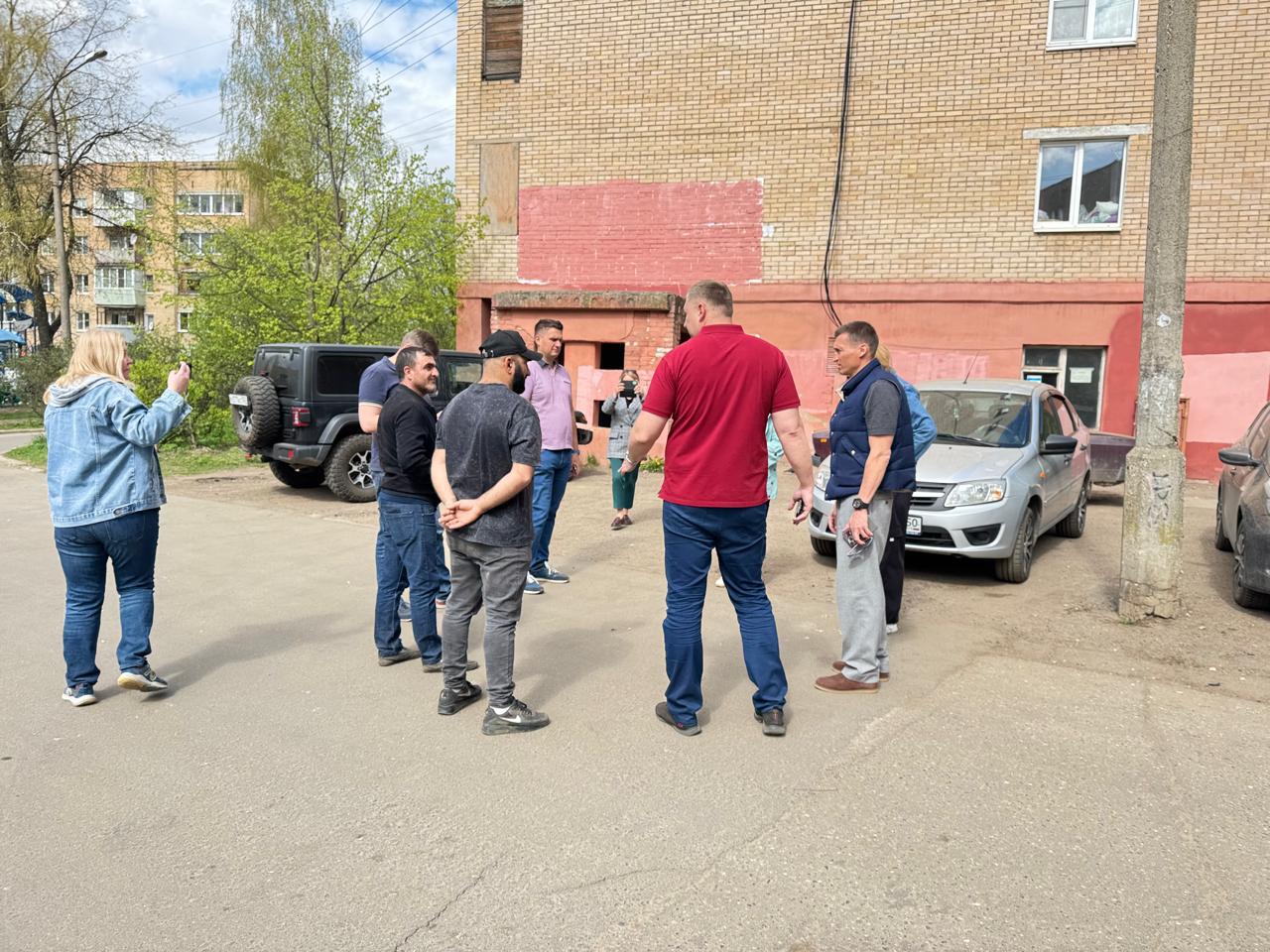 Единороссы Пушкинского повели мониторинг комплексного благоустройства дворов В рамках Народной программы и партийного проекта «Городская среда», депутат Думы Александр Легков совместно с уполномоченным главы округа Ольгой Алексеевой, депутатом Совета депутатов Пушкинского Александром Бушевым, активистами и сторонниками партии «Единая Россия» инициировали мониторинг комплексного благоустройства дворов в микрорайоне Северный Партийцы провели рабочую встречу с представителями подрядной организации, директором МБУ «Городское хозяйство» Красноармейска Станиславом Каптилкиным. В ходе встречи был детально обсужден план комплексного благоустройства, включающий обновление асфальтового покрытия, тротуаров, контейнерных площадок, освещения, озеленение, установку лавочек и урн, а также обустройство дополнительных парковочных мест. «Благоустройство дворовых территорий – это важный аспект партийного проекта «Городская среда». Мы стремимся сделать наши дворы уютными, безопасными и функциональными для всех жителей. Проведенная встреча с подрядчиком – это первый шаг к реализации масштабных работ в микрорайоне Северный. Мы учтем предложения жителей и будем контролировать каждый этап благоустройства, чтобы создать действительно комфортное пространство» , — сказал Александр Легков. #ЕдинаяРоссия #Подмосковье #ЕР50 #НароднаяПрограмма #НароднаяПрограммаЕР Подписаться Единая Россия Подмосковье