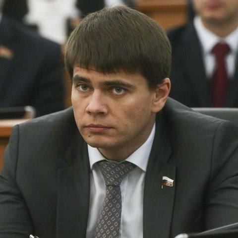 Депутат Боярский призвал не пускать обратно ушедшие из России иностранные сервисы Глава комитета Госдумы по информполитике Сергей Боярский считает, что иностранные сервисы, ушедшие из России после начала специальной военной операции, не стоит пускать обратно. По его мнению, нужно поддержать отечественный бизнес, который вкладывался и занимался импортозамещением в этой отрасли. "Я бы не пустил назад всех тех, кто хлопнул дверью, кто капризничал. И в особенности поддержал бы тех наших, кто вложился, кто подставил плечо, импортозаместил для людей те платформы, те услуги, которые ушли", - сказал Боярский на встрече с участниками интенсива "Мастерская новых медиа" в Санкт-Петербурге.