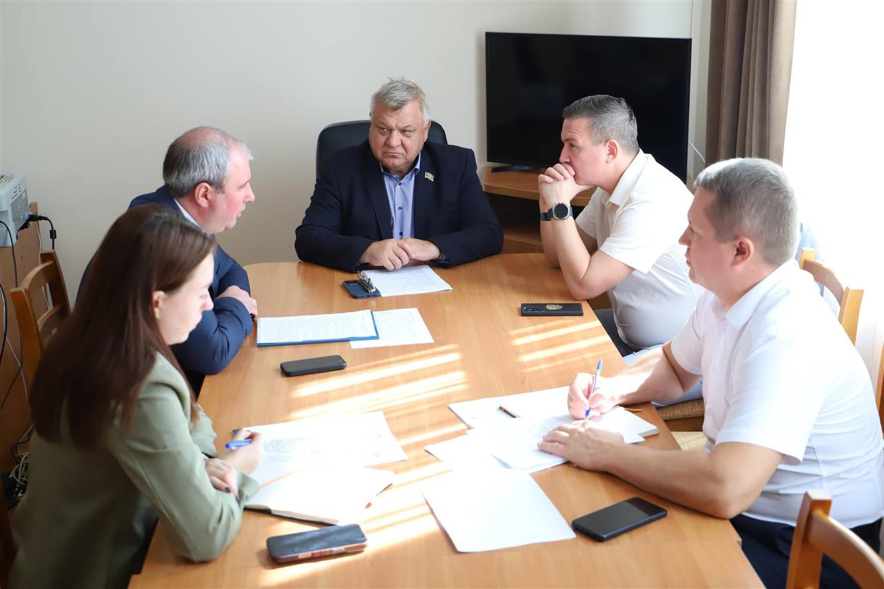 Председатель комитета регионального парламента по вопросам промышленности Владимир Лыбанев провел совещание темой обсуждения на котором стали темпы развития отрасли в Краснодарском крае В работе приняли участие заместитель председателя комитета Иван Жилищиков первый замминистра промышленной политики региона Михаил Дорожков представители экспертно консультативного совета при комитете Как было отмечено в текущем году отгрузка продукции собственного производства составила 347 74 млрд рублей 102 2 к аналогичному периоду 2024 года Налоговые поступления от промышленных предприятий за январь август 2025 года составили 17 83 млрд рублей 106 7 к уровню аналогичного периода 2024 года Министерство координирует реализацию отраслевой краевой госпрограммы В рамках ее мероприятий предприятиям региона предоставляется ряд субсидий на возмещение части затрат Фондом развития промышленности в 2024 году льготное заемное финансирование предоставлено 48 получателям на общую сумму почти 2 8 млрд рублей В этом году фонд уже предоставил льготное заемное финансирование 40 получателям на общую сумму почти 2 млрд рублей Принимая во внимание озвученную информацию депутаты отметили необходимость наращивания темпов реализации мероприятий госпрограммы и эффективного использования выделяемых в ее рамках бюджетных средств