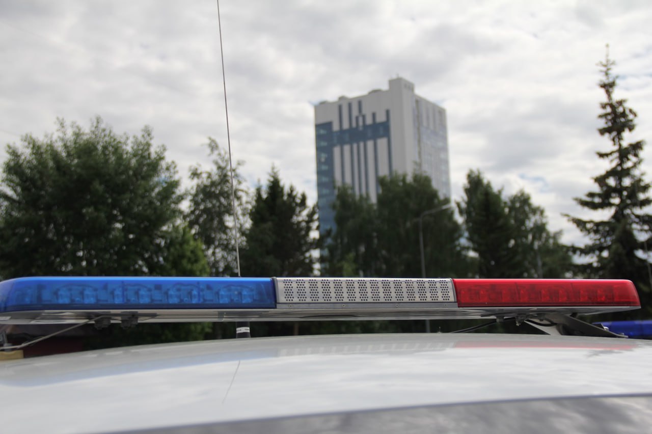 Сотрудники Госавтоинспекции в Тюменской области в выходные дни обеспечили безопасность на федеральных автодорогах региона, где трафик движения увеличился, в том числе за счет жителей других регионов, выезжающих на праздники. За 4 выходных дня на федеральных трассах не произошло ни одного ДТП. «В этом году на федеральных автодорогах нашего региона произошло 83 ДТП, в них погибли 23 человека, 137 человек получили ранения, - сказал начальник Управления Госавтоинспекции Тюменской области Андрей Миллер, - Сотрудники Госавтоинспекции несут службу на трассах круглосуточно, проводят с водителями разъяснительную работу, в том числе о необходимости отдыха во время пути», - отметил Андрей Миллер. В помощь автоинспекторам работают передвижные и мобильные камеры фиксации нарушений ПДД, которые выявляют не только факты превышения скорости, а также опасные выезды на встречную полосу и использование телефона во время движения по трассам.