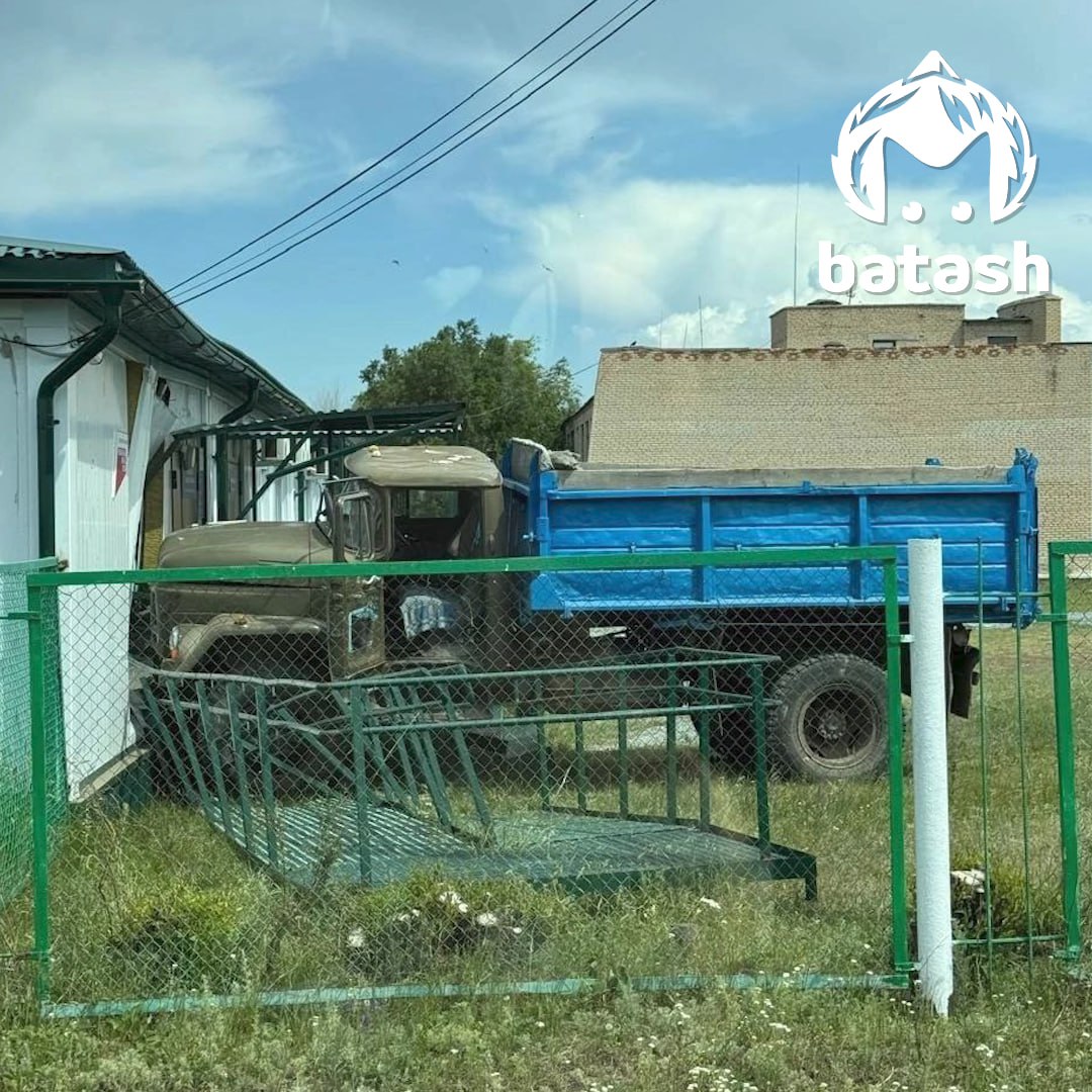 Грузовик проломил стену новенькой больницы в Баймакском районе. Амбулаторную больницу в селе Ургаза открыли этой зимой. Не успели врачи обжиться, как в здание въехал ЗИЛ. По словам местных, за рулём сидел пьяный мужчина. мне только спросить