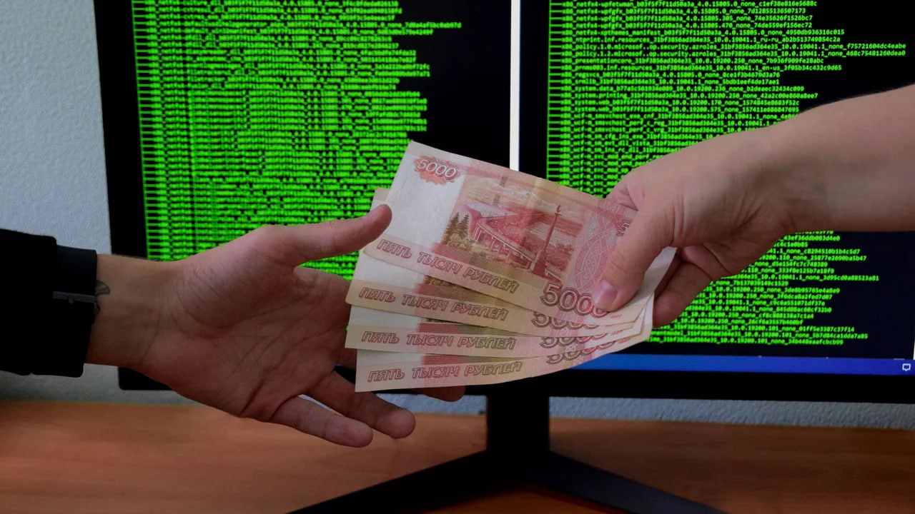 Присвоил себе деньги на взятку: жителя Челябинска обвиняют в мошенничестве Преступление выявили сотрудники регионального управления ФСБ. По данным следствия, директор "УралДорСтроя" обратился к своему знакомому, полагая, что у него есть необходимые связи, и он сможет выступить посредником в передаче взятки. Однако тот брал деньги, но просьбу выполнять даже не собирался. "По указанию обвиняемого директор коммерческой организации на систематической основе перечислял денежные средства на расчетные счета, подконтрольные фигуранту, при этом последний вводил его в заблуждение о выполнении договоренностей", – прокомментировали в региональном управлении Следственного комитета. В итоге в общей сложности было похищено более 50 млн рублей. Было возбуждено уголовное дело по части 4 статьи 159 УК РФ "Мошенничество в особо крупном размере". Сейчас расследование уже окончено, материалы переданы в суд. Вести Южный Урал Челябинск