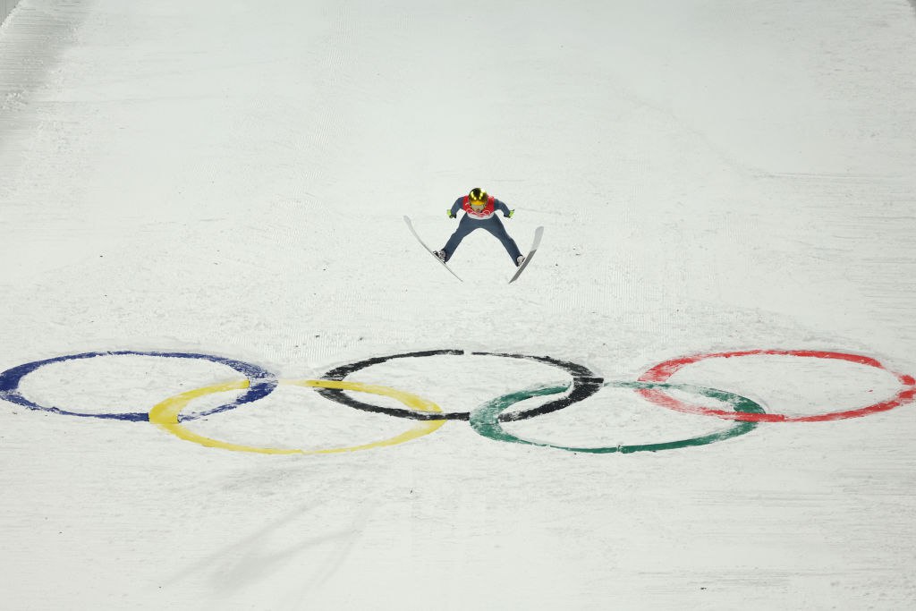 Российские прыгуны на лыжах с трамплина не выступят на Олимпиаде Российские прыгуны на лыжах с трамплина лишились возможности отобраться на Олимпийские игры 2026 года Об этом ТАСС заявил главный тренер национальной команды Евгений Плехов У нас не осталось шансов попасть на Олимпиаду потому что мы не сможем принять участие в отборочных турнирах из за того что нам не дали визы сказал Плехов По словам Плехова появилась информация что шенгенские визы спортсмены получат не раньше 22 23 января Пройти проверку инвентаря можно было только в Европе но мы туда попасть не смогли добавил тренер Международная федерация лыжного спорта и сноуборда FIS в декабре начала выдавать нейтральные статусы российским спортсменам Из прыгунов с трамплина его получили Александра Кустова Илья Маньков Михаил Назаров и Данил Садреев Getty Images Подписаться на РБК Спорт