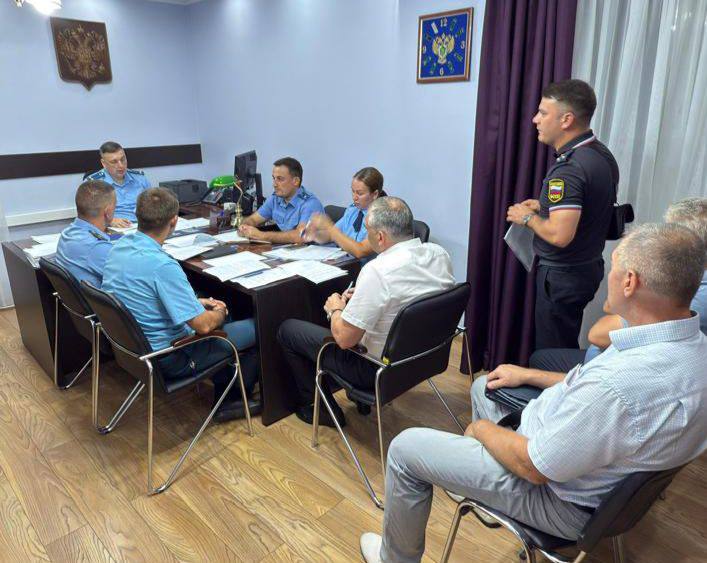 Под председательством Азово-Черноморского межрайонного природоохранного прокурора Владимира Колесникова проведено межведомственное совещание по вопросу исполнения судебных решений по искам природоохранной прокуратуры  В совещании приняли участие начальник Новороссийского городского отдела судебных приставов, заместитель главы администрации муниципального образования город-герой Новороссийск, заместитель ОНД и ПР г. Новороссийска УНД и ПР ГУ МЧС России по Краснодарскому краю и иные должностные лица.  В ходе совещания уделено особое внимание исполнительным производствам, находящимся на исполнении в службе судебных приставов свыше 5 лет, предметом которых является устранение нарушений требований пожарной безопасности, разработки проектов освоения лесов на арендованных лесных участках.  Кроме этого, заслушаны проблемные вопросы при исполнении судебных решений, находяшихся на исполнении в ГМУ СОСП № 1 ФССП России по Краснодарскому краю об обязанни администрации принять меры на исключение фактов загрязнения водного объекта общего пользования - Черного моря, а также осуществить строительство и ввод в эксплуатацию очистных сооружений.  По результатам совещания определены конкретные мероприятия, направленные на активизацию работы.  Работа в указанном направлении поставлена на личный контроль спецнализированного прокурора.    : Новости / Подработка / Акции / Помощь