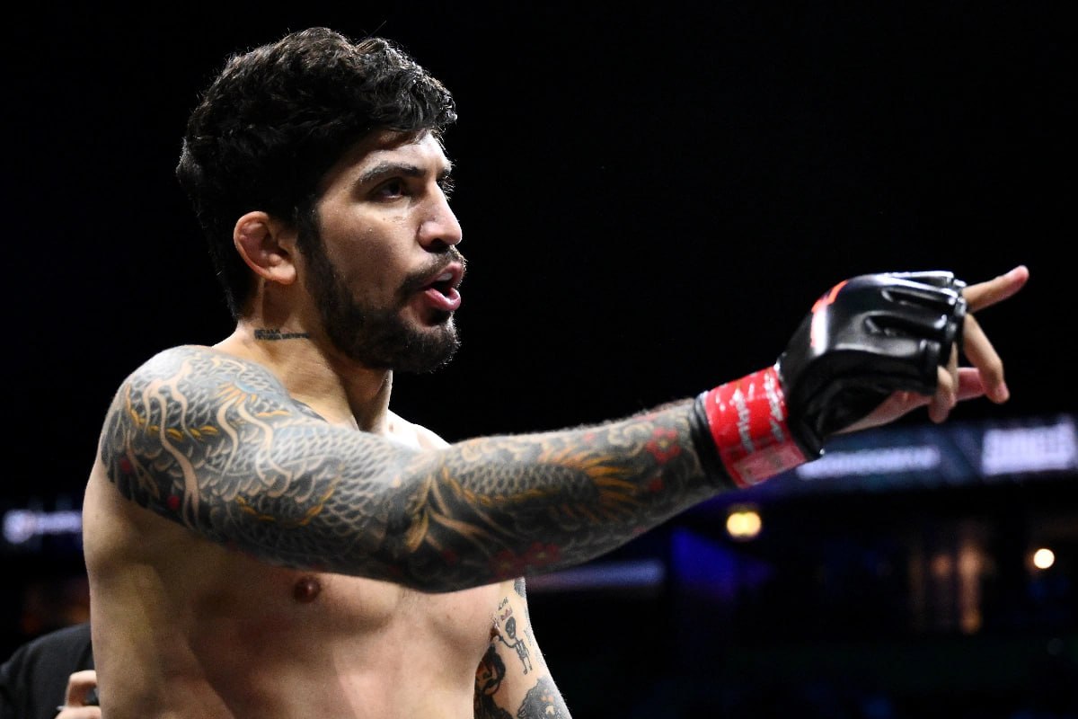 Американскому бойцу Дэнису пожизненно запретили посещать турниры UFC Президент Абсолютного бойцовского чемпионата UFC Дэйна Уайт пожизненно запретил американскому бойцу смешанных единоборств MMA Диллону Дэнису посещать турниры организации из за конфликта с командой россиянина Ислама Махачева Как передает ТАСС об этом Уайт сообщил журналистам Перед поединком за звание чемпиона UFC в полусреднем весе между Махачевым и австралийцем Джеком Делла Маддаленой произошел конфликт между Дэнисом и командой Махачева он завершившийся потасовкой которую разнимала охрана арены Мэдисон Сквер Гарден где проходил бой Я считаю себя также виновным за это я мог это предотвратить Вы больше никогда не увидите Диллона Дэниса на турнирах UFC сказал Уайт отметив что конфликт начался из за того что Дэнис сидел не на своем месте Поединок закончился победой Махачева единогласным решением судей ruoxuaz ДиллонДэнис UFC Новости Азербайджана Написать нам