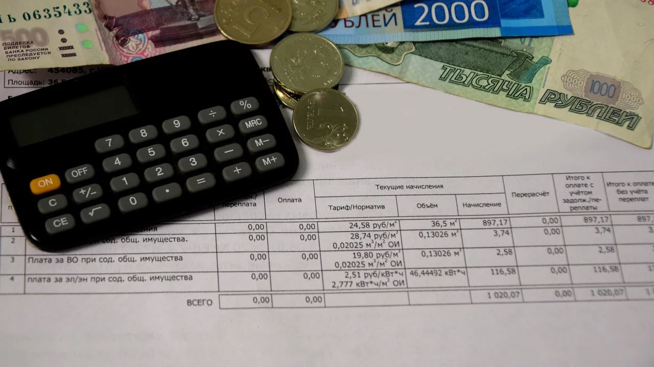 Плата за капремонт в Челябинской области увеличится в 2026 году Ставка ежемесячного взноса вырастет с 13 рублей 92 копеек до 15 рублей 45 копеек за один квадратный метр Как отметили в пресс службе регоператора капремонта изменение тарифа запланированное это происходит ежегодно Доведение минимального размера взноса до экономически обоснованного позволяет формировать фонд капитального ремонта необходимый для полного исполнения региональной программы в том числе для реализации программы по капремонту лифтов Кроме того это позволит обеспечить запас средств который может быть направлен на финансирование работ выполнение которых необходимо после техобследования прокомментировал врио гендиректора регоператора Николай Сазонов В регоператоре также напомнили о том что для нескольких категорий жителей действуют льготы на оплату взносов по капремонту Фото ГТРК Южный Урал Подписывайтесь на Вести Южный Урал в MAХ