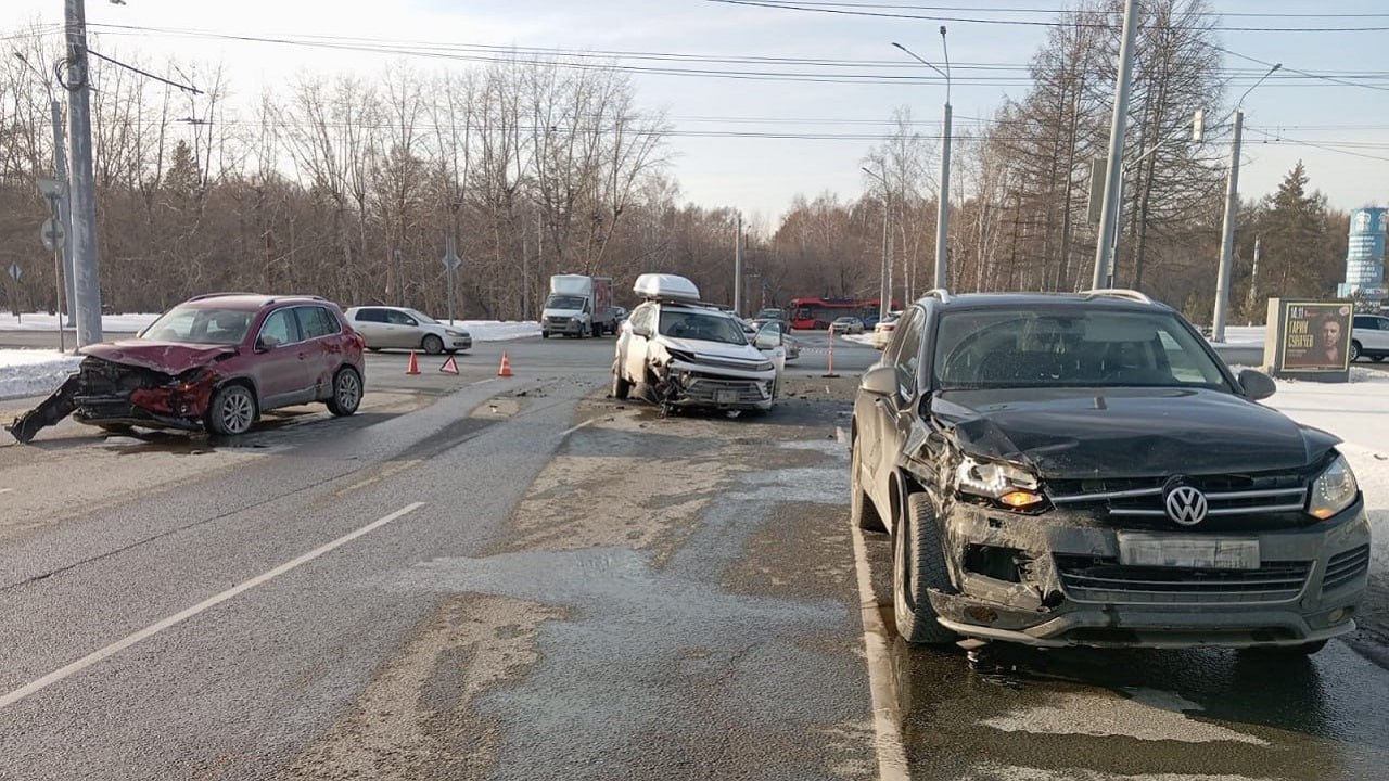 В массовой аварии в Челябинске пострадали двое детей  Авария случилась на улице Дарвина, неподалеку от торгового комплекса "Кольцо". Столкнулись три иномарки Chery Exceed, Volkswagen Tiguan и Volkswagen Tuareg. Травмы получили двое девятилетних мальчиков – один из них находился в Chery, а другой – в Tiguan.  В Госавтоинспекции Челябинска сообщили, что один из пострадавших перевозился с нарушениями – в момент аварии он находился на переднем пассажирском сиденье без детского кресла, хотя ехать так можно только с 14 лет. В итоге водителю выписали штраф на 3 тыс. рублей по части 3 статьи 12.23 КоАП РФ.    Фото: Госавтоинспекция Челябинска    Вести Южный Урал   Челябинск