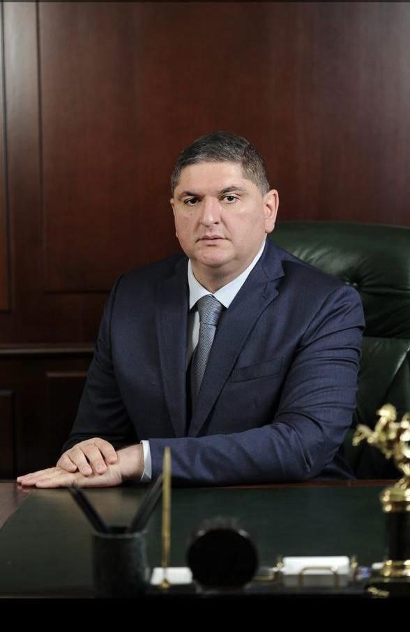 Председателем Верховного суда Северной Осетии назначили Сослана Хадонова, его представили судейскому сообществу Указ о назначении Хадонова подписан президентом России 12 июня. Коллегам нового председателя Верховного суда представили в торжественной обстановке. Глава республики Сергей Меняйло поздравил Хадонова с вступлением в должность. «Перед руководством республики и судебной властью стоят общие задачи по обеспечению верховенства закона на территории региона, защите законных прав каждого его жителя. Поэтому надеюсь на плодотворное сотрудничество и верю, что наша совместная работа будет созидательной и, в первую очередь, направлена на благополучие народа Северной Осетии», – подчеркнул Сергей Меняйло. Занимавший эту должность Бек Магометов поблагодарил представителей судебной системы за совместную работу. Сослан Хадонов, в свою очередь, заверил, что приложит все силы, знания и опыт для укрепления и совершенствования судебной системы. «Своей первостепенной задачей вижу продолжение и преумножение лучших традиций судебной системы Северной Осетии по защите прав и законных интересов граждан. Убежден, что последовательная работа судов республики, направленная на повышение эффективности судопроизводства, позволит обеспечить высокое качество правосудия, судебную защиту прав граждан», - отметил Хадонов. Сослан Хадонов родился в 1980 году во Владикавказе, окончил Северо-Кавказский государственный технологический университет по специальностям «Юриспруденция» и «Информационные системы в экономике». С 2010 по 2015 годы являлся судьей Дигорского районного суда. С 2019 года – председателем судебной коллегии по административным делам Верховного суда Северной Осетии.