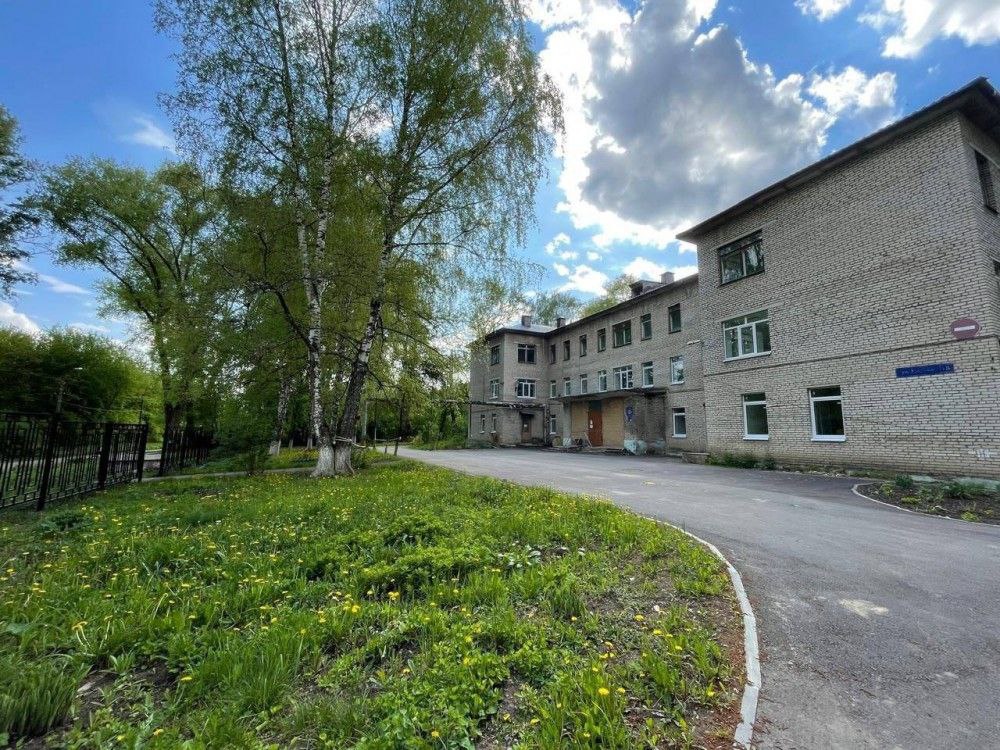 В Новомосковске продолжается ремонт отделения врача общей практики Отделение врача общей практики Новомосковской районной больницы на улице Ударной обслуживает 1400 жителей. Ремонт ведется поэтапно, поэтому врачи продолжают прием пациентов. Работы по инженерным сетям в здании уже завершены. Сейчас ведутся работы по остеклению, ремонту кровли и обустройству входной группы. В этом году в Новомосковске в рамках нацпроекта «Продолжительная и активная жизнь» обновят детскую поликлинику на улице Коммунистической и поликлинику для взрослых на улице Ударной, а также клинико-диагностический центр больницы. Источник
