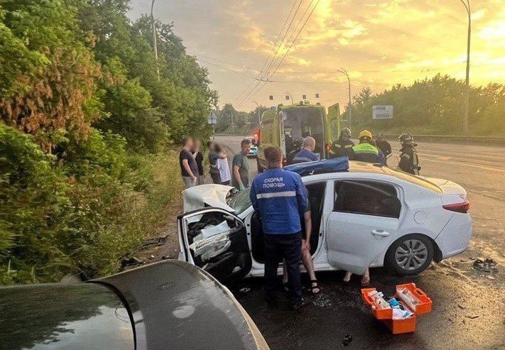 В Кемерове вынесен приговор автомобилисту, который в состоянии алкогольного опьянения совершил ДТП и травмировал троих человек    32-летний местный житель обвинялся в совершении преступления, предусмотренного ч. 2 ст. 264 УК РФ «Нарушение правил дорожного движения и эксплуатации транспортных средств». В июле текущего года на улице Терешковой в Кемерове обвиняемый совершил ДТП,  с места автоаварии скрылся.   Сотрудники полиции выяснили, что накануне поездки водитель «Фольксваген Поло», не имеющий права управления транспортными средствами, употреблял спиртные напитки в компании друзей, затем взял у одного из них арендованную машину и повез двоих знакомых в кафе.  Не справившись с управлением, он наехал на дорожные знаки, после чего выехал на полосу встречного движения, где совершил столкновение с автомобилем «Киа Рио» под управлением 30-летнего мужчины, перевозившего туристов на отдых в Алтайский край.  В результате произошедшего ДТП травмы, квалифицируемые как тяжкий вред здоровью, получил водитель «Киа» и двое его пассажиров в возрасте 62 и 63 лет.    Суд признал фигуранта виновным и назначил ему наказание в виде 3 лет 6 месяцев лишения свободы с отбыванием наказания в колонии-поселении, а также лишил его права заниматься деятельностью, связанной с управлением транспортными средствами, на 2 года 6 месяцев.