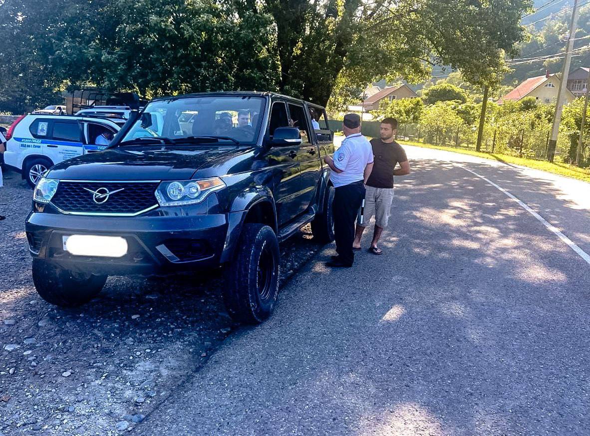 Масштабный рейд по экскурсионным внедорожникам прошел в Сочи Масштабный рейд по проверке экскурсионных джипов прошел в Лазаревском районе Сочи. Мероприятие провели сотрудники ГИБДД совместно с отделом по исполнению административных наказаний УВД города и представителями Сочинского национального парка. В ходе рейда инспекторы выявили многочисленные нарушения. Было составлено 15 административных протоколов, а 2 внедорожника отправили на спецстоянку. Среди основных нарушений — эксплуатация неисправных транспортных средств и несоблюдение правил перевозки пассажиров. Полиция Сочи напоминает водителям и туроператорам о необходимости строго соблюдать ПДД и обеспечивать безопасность туристов. О любых опасных нарушениях можно сообщить по телефону 102. Власти продолжат усиленный контроль за перевозками, особенно на территории национального парка, где безопасность пассажиров остается приоритетом. Подписаться Поделиться