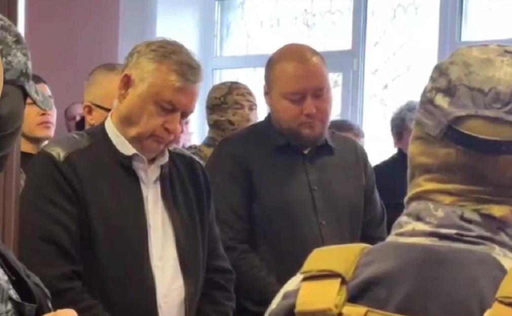 Застройщиков ЖК Меридиан в Уфе осудили за обман дольщиков на 74 млн Советский районный суд Уфы вынес приговор в отношении застройщиков жилого комплекса Меридиан на улице Владивостокской Генерального директора ООО Строительное предприятие Инициатива ОАО КПД и директора ООО Нефтяная финансово строительная компания НФСК признали виновными в мошенничестве в особо крупном размере и привлечении средств граждан в обход законодательства о долевом строительстве По данным РБК Уфа на скамье подсудимых оказались учредитель и директор СП Инициатива Ильдар Мукаев и бывший директор ООО НФСК Владимир Безруков Третий фигурант дела владелец НФСК Рамиль Киньягулов умер в августе 2023 года в связи с чем его уголовное преследование прекратили По данным прокуратуры Мукаев и Безруков похитили денежные средства 25 граждан инвесторов строительства жилого дома в Уфе на сумму свыше 51 млн руб РБК УФА