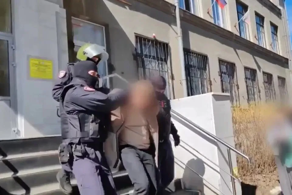 В Магнитогорске полицейские задержали замдиректора педагогического колледжа Его обвиняют в получении взятки По версии следствия прошлым летом мужчина получил 50 тыс рублей от матери абитуриента Женщина заплатила чтобы ее сына приняли на учебу В Следственном комитете возбудили уголовное дело Как рассказали в региональном СУ СК сейчас следователи выясняют была ли взятка единственной   Подписаться на chelkp Мы в MAX