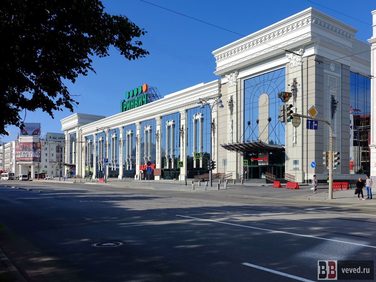 Крупнейший ТРЦ России вновь требует закрыть прокуратура Сегодня в Ленинском суде Екатеринбурга продолжилось рассмотрение иска прокуратуры к ООО Управляющая компания ИТС Групп владеющему ТРЦ Гринвич В торговом центре до сих пор не устранили нарушения из за которых его работу уже приостанавливали минувшим летом пишет Е1 Издание добавляет что главные претензии надзорных органов к третьему этажу где недостаточное количество датчиков пожарной безопасности а в одном из ресторанов был установлен мангал Сегодня рассмотрение иска было начато с начала в карточке дела указано что это было сделано из за изменения основания или предмета иска увеличения размера исковых требований Суд закрыл дело от слушателей и прессы Ранее ve4ved писали как внезапно приостанавливали и возобновляли работу ТРЦ Гринвич Телеграм канал ve4ved Поддержать Подписаться Прислать новость 18