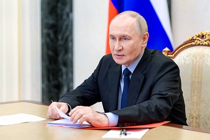 В России оценили возможность контактов нового президента Польши с Путиным Избранный президент Польши Кароль Навроцкий допускал возможность проведения переговоров с президентом России Владимиром Путиным. Об этом в интервью «Ленте. ру» рассказал доцент кафедры европейских исследований факультета международных отношений СПбГУ Артем Барынкин. «Кароль Навроцкий подчеркивал, что он готов сесть за стол переговоров с Владимиром Путиным и даже подать ему руку», — оценил он возможность прямого взаимодействия двух президентов. В то же время контакты с Россией и ее лидером новый польский президент будет развивать только в том случае, если этого потребуют национальные интересы, добавил политолог. В то же время, например, ранее он допускал и возможность разрыва дипломатических отношений с Москвой. Артем Барынкин также указал на двойственное отношение Кароля Навроцкого к России. С одной стороны, он ответственен за снос советских памятников, но при этом допускал диалог с РФ.