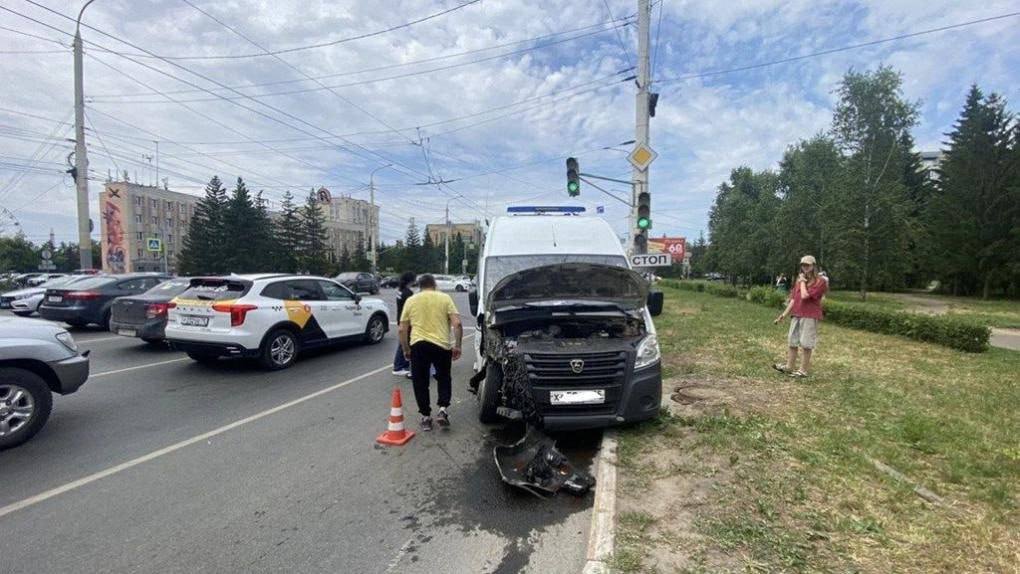 Скорая помощь в Омске попала в аварию, в результате пострадали фельдшеры. Предварительно, водитель скорой, с включёнными спецсигналами и звуковой сигнализацией, столкнулся с автомобилем Porsche Cayenne на перекрёстке улиц Красный Путь и 6-й Северной, проезжая на зелёный свет. Травмы получили два фельдшера: 28-летняя женщина и 24-летний мужчина. Подписаться \ Прислать новость