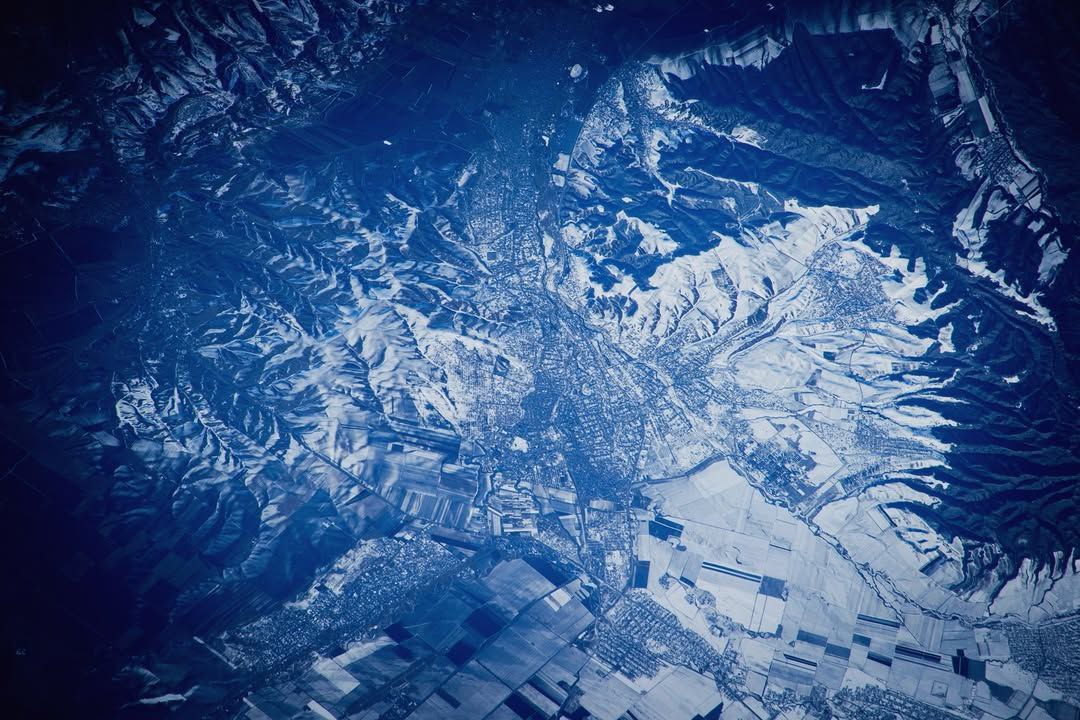 В иллюминаторе Ингушетия Российский космонавт испытатель Антон Шкаплеров опубликовал в своём Telegram канале впечатляющий снимок Ингушетии сделанный с борта Международной космической станции  На фотографии отчётливо видна вся панорама республики В одном кадре собрались зимние поля тёмные хребты гор и освещённые цепочки городов и сёл Космонавт отметил выразительный горный рельеф Ингушетии который по его словам даже с орбиты передаёт твёрдый древний характер Эта маленькая по площади республика хранит огромную историю Красивейшие ущелья старинные поселения будто тянутся к небу напоминая о стойкости людей и глубине культуры которая живёт в этих местах Смотрю на снимок Ингушетии сверху и ощущаю искреннее уважение к этой земле сильной чудесной и гордой Делюсь этим снимком чтобы вы тоже почувствовали её величие подписал фото А Шкаплеров Подписывайтесь на нас в МАХ