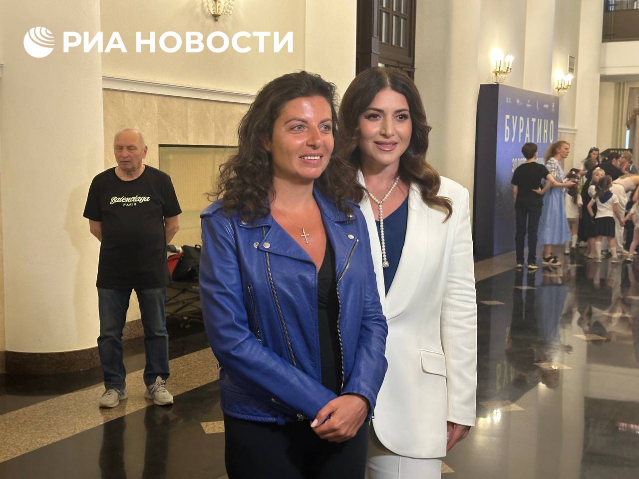 Премьера детского инклюзивного спектакля "Буратино и золотой ключик", все роли в котором исполнили дети с инвалидностью, прошла в Москве, передает корреспондент РИА Новости. Премьерный показ посетили Песков вместе с супругой Татьяной Навкой, Алсу, Жасмин, Маргарита Симоньян и Денис Майданов. "Для родителей, для этих детей важна сама мысль о том, что какой-то тяжелый диагноз - это не приговор - и можно стать театральной звездой, вызывать аплодисменты зрителей, такие эмоции у всех нас, даже имея ограничения по здоровью", - сказала Симоньян.