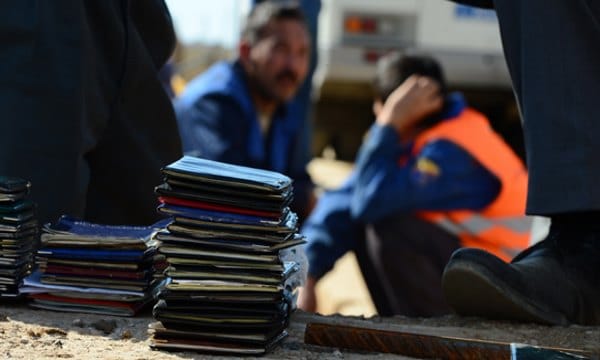  Супругов из Зеленодольска задержали за легализацию 1,5 тыс. мигрантов Полиция задержала предполагаемого организатора и его супругу, подозреваемую в участии в схеме. Фигуранты создали юридическую компанию на подставное лицо. Через посредников они оформляли поддельные документы для постановки мигрантов на учет. Возбуждено уголовное дело, татарстанцам грозит до 10 лет лишения свободы. Продолжаются мероприятия, направленные на установление соучастников преступления. Подпишитесь: