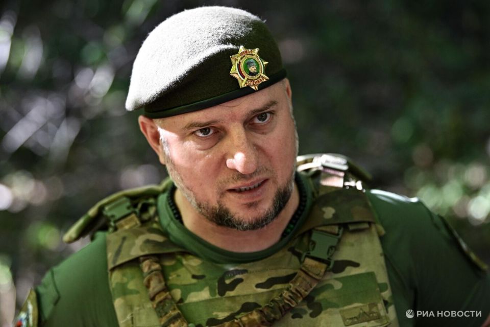 Воспитанник детского лагеря "Ахмат" ушел на фронт, сообщил Алаудинов ЛУГАНСК, 27 июл – РИА Новости. Воспитанник детского лагеря "Академия дружбы народов "Ахмат", достигнув совершеннолетия, ушел на фронт в зону специальной военной операции, заявил РИА Новости командир спецназа "Ахмат", замначальника главного военно-политического управления Минобороны РФ генерал-лейтенант Апти Алаудинов. "Главная задача этого лагеря - это воспитать патриотов России, которые будут понимать, что наша сила в единстве. Приезжают сюда абсолютно посторонние друг для другу, здесь они настолько единятся, что они разъезжаются со слезами на глазах", - рассказал Алаудинов. Командир "Ахмата" сообщил, что в данном патриотическом лагере отдыхают дети из разных регионов России, в том числе из Белгородской и Курской областей... Подробнее>>>