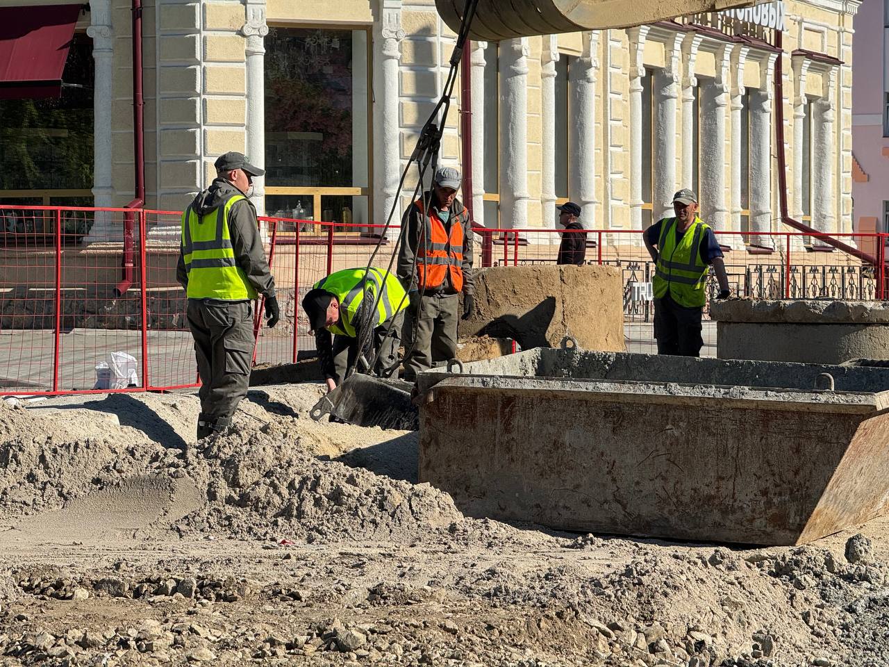 Мэр Благовещенска показал, в каком состоянии коммунальные сети в центре города Олег Имамеев отреагировал на жалобы горожан о перекопах, которые усложняют жизнь. Мэр напомнил, что работы важны не только для восстановления дороги. Сразу идет замена коммунальных сетей. «Посмотрите сами на фото в галерее. В каком состоянии те же демонтированные трубы с улицы 50 лет Октября. Проложенные в еще советские времена, одним своим видом отвечают на вопрос о частых порывах и необходимости замены», - пишет . Мэр проверил ход работ на Горького-Калинина и 50 лет Октября – Амурская. Есть замечания к подрядчикам и чиновникам. «И, хотя идем в графике, темпом работ не доволен. Проблема в синхронизации процессов. На одном участке может быть задействовано сразу 5 и 6 организаций. Здесь и сети разных ресурсоснабжающих организации, и кабели многочисленных операторов. Пока одна организация не закончит свой объем, зачастую другая не может приступить к работам. Здесь есть сбои» Реклама