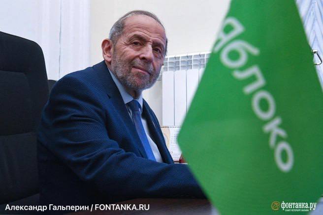 Книгу экс депутата Вишневского Хроники возрожденного Арканара признали экстремистской Решение принял Санкт Петербургский городской суд Иск о внесении книги изданной в 2015 году в реестр экстремистских материалов Минюста РФ подала прокуратура Петербурга после рассмотрения жалобы от общественного движения Зов народа К иску была приобщена психолого лингвистическая экспертиза от специалистов РГПУ им Герцена которые увидели в сборнике признаки оскорбления чувств верующих дискредитации действующей российской власти оправдание насилия в отношении сотрудников полиции Специалисты обратили внимание на то что Вишневский критиковал присоединение Крыма к России и писал о возможных негативных последствиях этого вплоть до открытого вооруженного конфликта Само сравнение России с Арканарским королевством из книги Трудно быть богом братьев Стругацких эксперты расценили как создание негативного образа действующей власти Иск прокуратуры это продолжение последовательных действий по устранению членов партии Яблоко заявил в прениях адвокат Вишневского Андрей Чертков Признан иностранным агентом Минюстом РФ Признана экстремистской на территории РФ fontankaspb