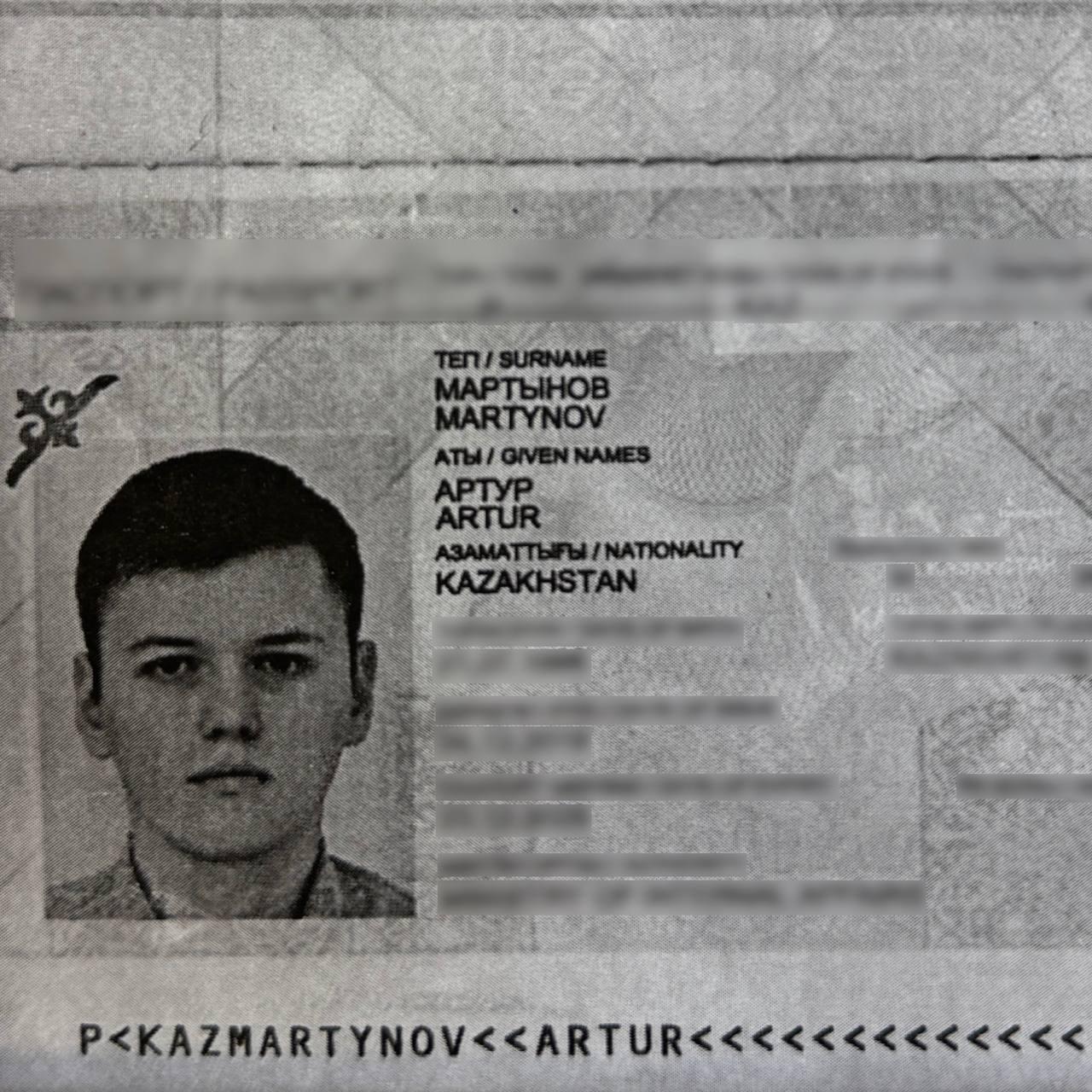 В Петербурге гражданина Казахстана приговорили к 16 годам заключения по обвинению в шпионаже и серии поджогов по заданию украинской разведки 1 й Западный окружной военный суд в Петербурге приговорил 28 летнего казахстанца Артура Мартынова к 16 годам колонии строгого режима выяснила Медиазона Первые четыре года заключения он проведет в тюрьме Мартынова судили по статьям о шпионаже диверсии прохождении обучения для диверсий прохождении обучения для совершения терактов пособничестве в терроризме и покушении на теракт Его дело рассмотрели за месяц в закрытом режиме По версии следствия молодой человек прошел обучение изучил полученные от иностранного куратора в мессенджере сообщения и в 2023 году под легендой приехал в Россию за деньги он передал украинской разведке координаты нефтеперерабатывающего завода в Петербурге поджег две вышки сотовой связи распределительный щит кабель питания и неудачно попытался поджечь трансформатор Как известно Медиазоне в 2023 году его задержали и отправили в СИЗО Телеграм канал Mash утверждал что Мартынов после завершения расследования и передачи дела в прокуратуру попытался покончить с собой 7 июля 2025 года его госпитализировали с ранами шеи тела и ног Фото прокуратура Петербурга Если вы считаете нашу работу важной пожалуйста оформите ежемесячный донат Медиазоне donate zona media