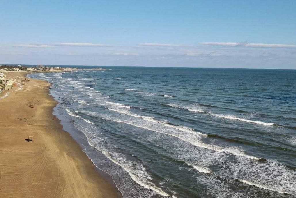 Минимущество Дагестана выиграло судебный спор за земельный участок в Дербентском районе предназначенный для строительства Каспийского прибрежного кластера Речь идёт о земельном участке площадью 10 га расположенном в особой экономической зоне С октября 2023 года он официально входит в границы ОЭЗ и находится в госсобственности В марте 2024 года Минимущество передало участок в аренду АО КАВКАЗ РФ для реализации туристического комплекса федерального значения Однако ООО Ракушка попыталось оспорить в суде договор аренды земли и потребовала передать участок ей В июле 2025 года суд первой инстанции встал на сторону истца Министерство не согласилось с этим решением и подало апелляцию На этой неделе Шестнадцатый арбитражный апелляционный суд полностью отменил предыдущее решение и отказал ООО Ракушка в удовлетворении иска