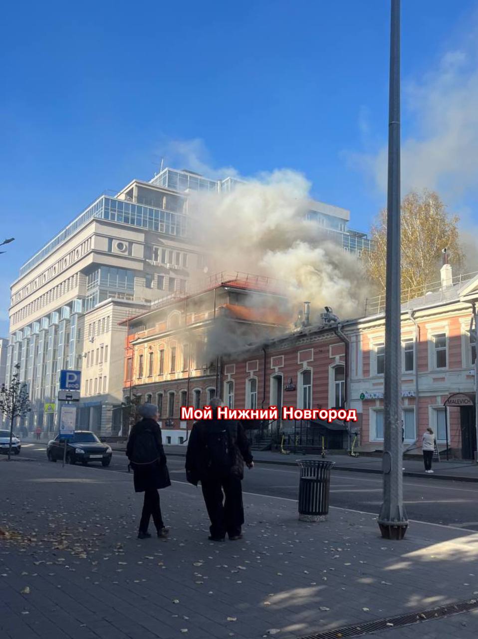 Пожар разгорелся на улице Минина, 18Б в здании бара «Хмель».  По нашим данным, сообщение о возгорании поступило около 30 минут назад. Сейчас на месте работают спасатели.   Из здания валит густой черный дым. Самостоятельно эвакуировались 8 человек.  Фото: Мой Нижний Новгород