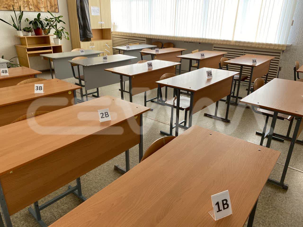 Выпускника из Обояни оштрафовали за шпаргалку на ЕГЭ  2 июня 2025 года парень был на экзамене  в этот день сдавали обществознание и физику .  Надеясь повлиять на результат, он спрятал в левом рукаве пиджака шпаргалку. Школьник пользовался ею во время экзамена.  Действия молодого человека попали на камеры видеонаблюдения. Его удалили с экзамена и аннулировали результат.  За нарушение порядка проведения Единого государственного экзамена парня оштрафовали на 3 тысячи рублей.  Фото ТРК «Сейм»  Сейм   Курская область