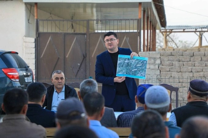 Под строительство нового международного аэропорта Ташкента снесут дома граждан Хоким Уртачирчикского района Ихтиёр Косимов провел встречу с жителями махалли Халкабад которая находится в населенном пункте Янгихаят и руководителями фермерских хозяйств В районном администрации отметили что для проекта были выделены земельные участки в махаллях Халкабад и Янгиюль На встрече были даны подробные разъяснения о выплате компенсаций домохозяйствам и за существующие здания и сооружения на территории фермерских хозяйств о порядке их выплаты а также были даны ответы на вопросы жителей и фермеров говорится в сообщении Новая воздушная гавань расположится на территории Уртачирчикского и Куйичирчикского районов на площади 1309 га Spot изучил карту и определил место размещения столичного аэропорта примерно в 7 км восточнее Янгиюля Вокруг него планируется построить гостиницы жилые комплексы логистические и сервисные объекты   www spot uz ru 2025 10 29 airport land На фото Ихтиёр Косимов по центру Telegram Instagram YouTube