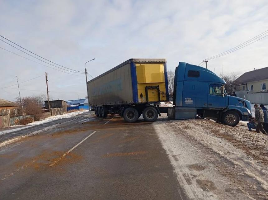 Оперативный манёвр специалисты Юго Западного ДСУ быстро устранили затор на краевой дороге В селе Новоегорьевское произошёл дорожный инцидент Водитель грузового автомобиля двигавшийся по автодороге К 03 в направлении села Волчиха совершил манёвр уклонения от внезапно выехавшего с прилегающей территории легкового автомобиля Из за резкого маневра грузовик съехал с проезжей части и перегородил дорогу Для устранения последствий приехали специалисты Юго Западного ДСУ Егорьевского филиала Для возвращения грузовика на трассу были задействованы автогрейдер и погрузчик Дорожники оперативно ликвидировали последствия инцидента восстановив движение по маршруту Минтранс АК в МАХ