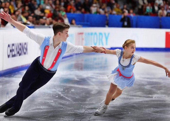 Минспорт обнародовал программу финала Гран при по фигурному катанию в Челябинске Министерство по физической культуре и спорту региона опубликовало программу объединенного финала российской серии Гран при по фигурному катанию который Челябинск примет в начале весны В борьбе за медали на лед арены Трактор выйдут как юниоры так и признанные мастера Первыми в Тракторе будут состязаться юниоры Они сразятся за медали в финальном Кубке Федерации уточнили в минспорте А затем мастера разыграют комплекты медалей в финале серии Гран при Юниорские соревнования пройдут с 4 по 6 марта а с 7 по 9 марта свое мастрество покажут взрослые мастера В обеих возрасных группах спортсмены выступят в четырех номинациях мужском и женском одиночном катании в паре и танцах на льду Имена фигуристов участников опубликуют чуть позже За право выйти в финал они боролись на серии отборочных этапов Гран при России Подписаться на vecherchel   Поддержать Читать в Мах