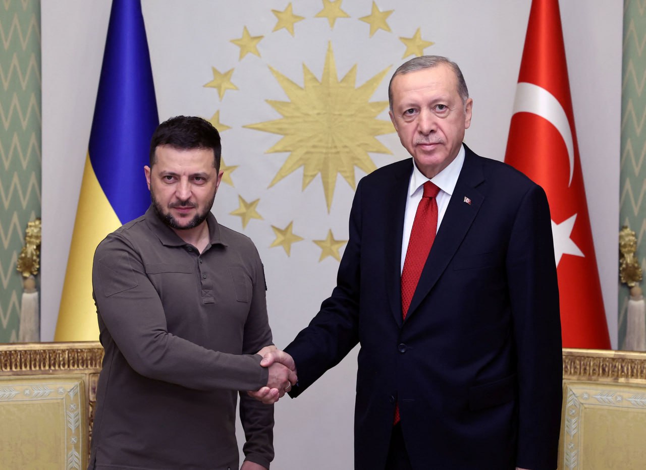 Газета Türkiye пишет, что в турецких кулуарах обсуждают слухи о том, что Эрдоган может посетить Киев.   «В дипломатических кругах обсуждается возможная поездка президента Турции Реджепа Тайипа Эрдогана в Киев по приглашению Владимира Зеленского. Источники утверждают, что визит может состояться в ближайшие дни», - пишет издание.  В повестке - два вопроса: подписание соглашения о свободной торговле и усилия по достижению мира между Россией и Украиной.  Кроме этого, газета ссылается на заявления посла Украины в Анкаре Нариман Джеляля, который - как пишет издание - заявил, что одной из ключевых тем станет утверждение соглашения о свободной торговле, способного расширить двустороннюю экономику и ускорить восстановление страны.