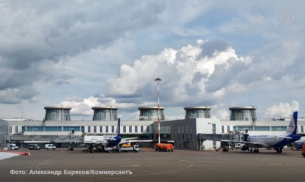 Кредитный рейтинг Пулково подтвердили до уровня AA со стабильным прогнозом Аналитическое кредитное рейтинговое агентство АКРА повысило кредитный рейтинг оператора Пулково ООО Воздушные ворота Северной столицы до уровня AA со стабильным прогнозом Данный показатель по управляющей компании петербургского аэропорта также подтвердило агентство Эксперт РА В оценке экспертов отмечается что кредитный рейтинг базируется на высокой оценке финансового риск профиля определяемого низкой долговой нагрузкой высоким покрытием процентных расходов сильным денежным потоком высокой рентабельностью и высоким уровнем ликвидности Регуляторный риск оценивается как низкий отмечается в сообщении ВВСС По итогам 2024 года пассажиропоток в Пулково составил 20 9 млн человек 3 к 2023 году По итогам первой половины текущего года услугами петербургского аэропорта воспользовались 9 7 млн человек 1 к аналогичному периоду прошлого года kommersant spb