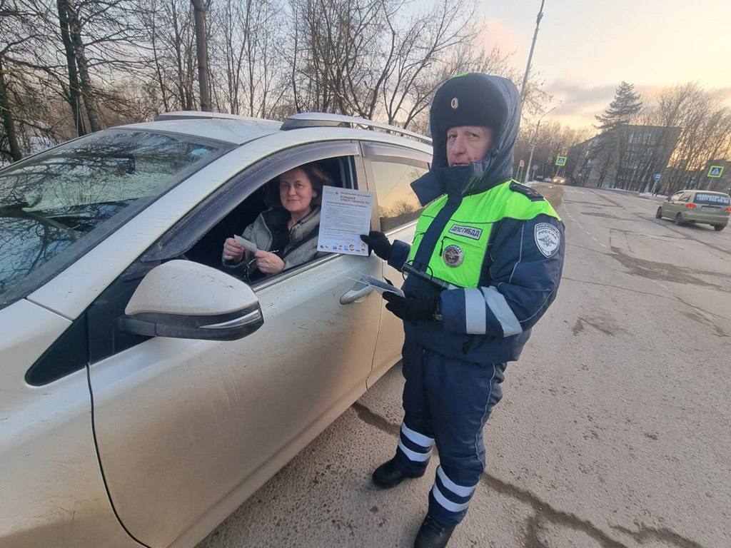 В Истре прошла акция «Детское кресло» для безопасности юных пассажиров    Сотрудники Госавтоинспекции ОМВД России по городскому округу Истра организовали важную акцию, направленную на повышение безопасности детей на дорогах. Автоинспекторы провели разъяснительные беседы с водителями о необходимости соблюдения правил дорожного движения и правильной перевозки маленьких пассажиров.    В ходе акции инспекторы проверили использование ремней безопасности и убедились, что юные пассажиры находятся в специальных детских креслах. Каждый ребенок получил световозвращающие элементы, которые помогут им быть более заметными на дороге в темное время суток.     Кроме того, водителям были вручены тематические брошюры, в которых содержится информация о правильном выборе детского удерживающего устройства с учетом роста и веса ребенка.  Безопасность детей — это общая ответственность!  #Мывместе #моистра #госавтоинспекция #детскоекресло #рейд