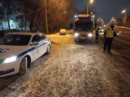 В предстоящие выходные дни в Самарском регионе пройдут рейдовые мероприятия областной Госавтоинспекции   В целях пресечения нарушений, влияющих на уровень аварийности и предупреждения дорожно-транспортных происшествий, в период с 20 по 22 декабря сотрудники Госавтоинспекции по всей области проведут широкомасштабные целенаправленные рейды, в ходе которых особое внимание будет уделено автомобилистам, допускающим управление транспортом в состоянии опьянения.    В мероприятиях будет задействовано максимальное количество личного состава ГАИ, в том числе руководящего.    Госавтоинспекция обращается ко всем гражданам с просьбой сообщать информацию о водителях, управляющих транспортными средствами в состоянии опьянения или совершающих неадекватные, опасные и угрожающие безопасности других участников движения действия на дороге. Данную информацию  государственный номер автомобиля, его местонахождение и направление движения  необходимо оперативно сообщать в Управление ГАИ Самарской области по телефону  846 333-58-01 либо 102.    Уважаемые граждане, берегите себя и окружающих от трагических последствий на дорогах, строго соблюдайте установленные законом нормы ПДД РФ, дисциплину и культуру дорожного поведения!