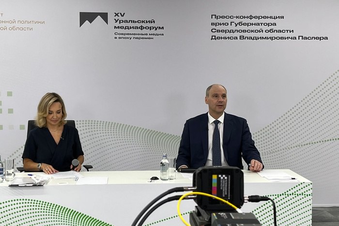 «Бог дал деточку, даст и денежку»: Паслер дал совет молодым семьям, у которых нет своего жилья  Во время пресс-конференции врио губернатора Свердловской области Денис Паслер ответил на вопрос журналиста ОТВ, который уже 8 лет живёт с девушкой. По словам молодого человека, они не решаются завести ребёнка из-за проблем с жильём. Парень уточнил, что он не является студентом, а потому не попадает под льготы для молодых семей.   Глава региона дал молодым ценный совет:  — Бог дал деточку, даст и денежку, — цитирует Паслера корреспондент Uralweb.  Затем Паслер добавил, что «вопрос приобретения жилья для молодых специалистов должен решаться вместе с государством».  — Но пока вопрос решается, неплохо было бы и родить, — заявил Денис Паслер.