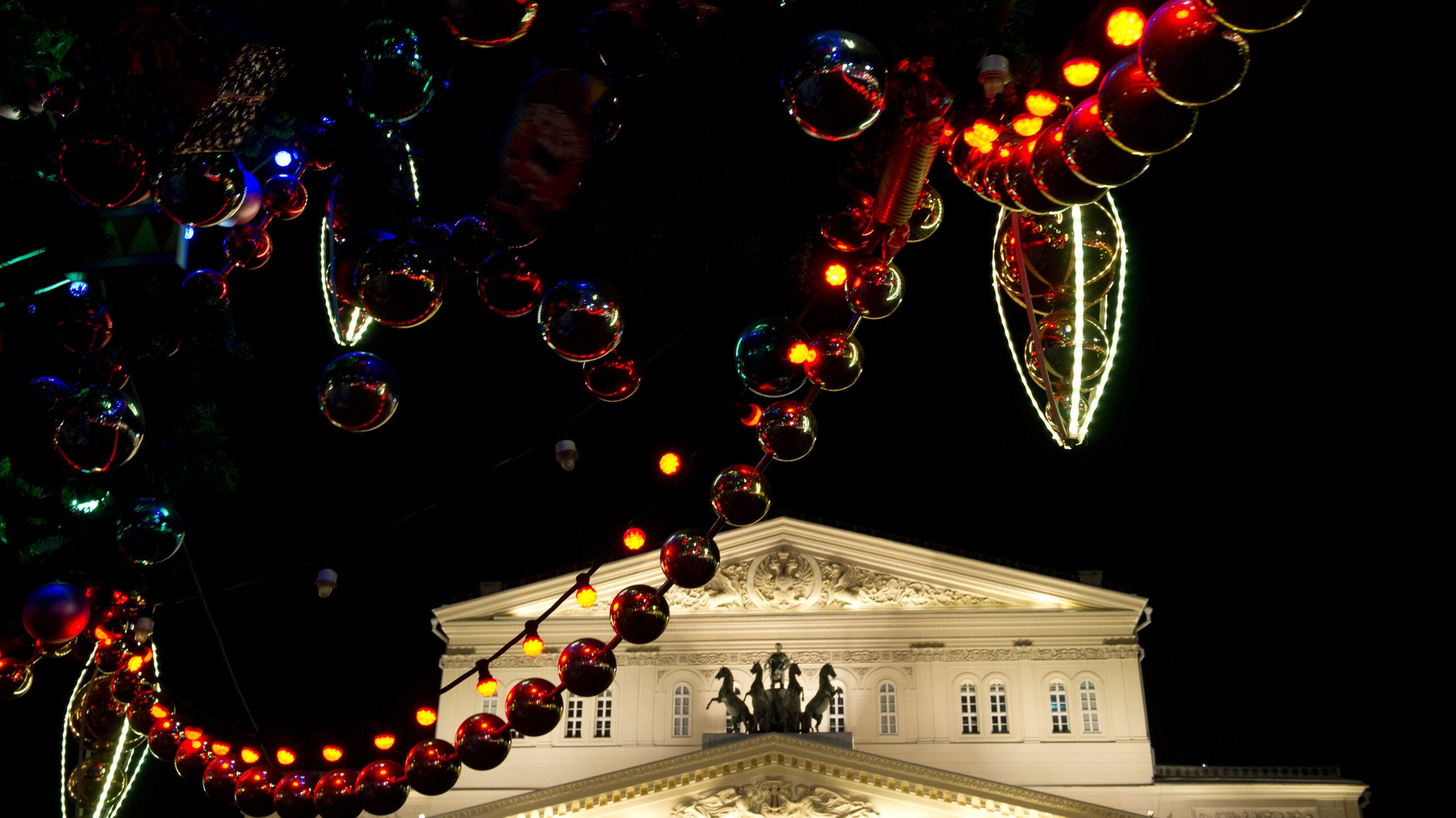 Новогодние праздники на телеэкранах России начнутся с показа культовых советских фильмов а после обращения президента РФ Владимира Путина граждан ждут яркие шоу в том числе Новогодняя ночь на Первом канале и Голубой огонек 2026 на телеканале Россия 1 следует из телепрограмм с которыми ознакомилось РИА Новости Федеральные телеканалы в новогодние праздники покажут советскую классику и премьеры новогодних шоу В ночь с 31 декабря на 1 января на Первом канале телезрителей ждет Новогодняя ночь на Первом канале До концерта можно будет посмотреть советские фильмы Карнавальная ночь 8 45 Золушка 7 25 Кавказская пленница или Новые приключения Шурика 10 15 и другие Также 31 декабря в 11 40 состоится премьера документального фильма Щелкунчик В ожидании чуда