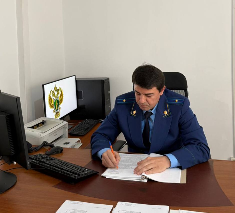 Тляратинская межрайонная прокуратура направила в суд уголовное дело о поставке в образовательные учреждения молочной продукции без маркировки Тляратинской межрайонной прокуратурой утверждено обвинительное заключение по уголовному делу в отношении индивидуального предпринимателя, обвиняемого по ч. 4 ст. 171.1 УК РФ приобретение, хранение, перевозку и сбыт продовольственных товаров без маркировки и нанесения информации . Уголовное дело возбуждено по материалам проверки прокуратуры Республики Дагестан. По версии обвинения, индивидуальный предприниматель в период времени с 2023 по 2024 годы заключил с муниципальными образовательными учреждениями контракты на поставку молочной продукции. Затем он приобрел молочную продукцию без маркировки и нанесения информации, предусмотренной законодательством, на общую сумму более 1,8 млн рублей, которую в последующем поставил в образовательные организации. Уголовное дело направлено в Тляратинский районный суд для рассмотрения по существу.