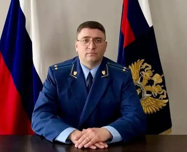 Новым прокурором Сосновского района назначен Денис Звягинцев Он назначен сроком на 5 лет приказом Генерального прокурора России Денис Звягинцев родился в апреле 1989 года в городе Калининграде Московской области В 2011 году он окончил Московский новый юридический институт В органах прокуратуры Денис Викторович работает с 2012 года За это время он занимал различные должности был помощником и старшим помощником Бабушкинского межрайонного прокурора города Москвы прокурором отдела по надзору за оперативно розыскной деятельностью управления по надзору за уголовно процессуальной и оперативно розыскной деятельностью органов внутренних дел и юстиции прокуратуры Московской области Также Денис Звягинцев работал заместителем Шатурского городского прокурора Московской области заместителем Люберецкого городского прокурора Московской области и прокурором первого зонального отдела по надзору за дознанием управления по надзору за производством дознания и оперативно разыскной деятельностью Главного управления по надзору за следствием дознанием и оперативно разыскной деятельностью Генеральной прокуратуры Российской Федерации прокуратура Тамбовской области   Онлайн Тамбов ру Подписывайтесь на канал Онлайн Тамбов ру в MAX