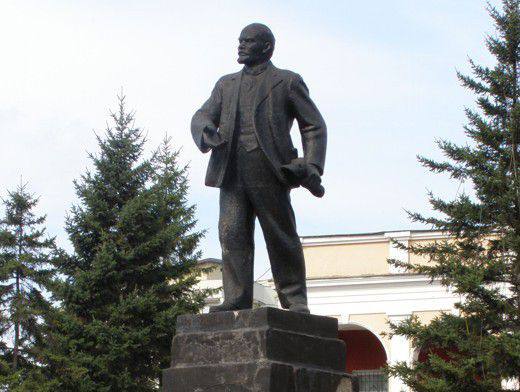 На ремонт памятника Владимиру Ленина на площади Советов в самом центре Барнаула планируют потратить около 636 тысяч рублей Это уже второй аукцион, первый прошел безуспешно. Торги планировалось провести 11 июля. Однако никто из потенциальных подрядчиков не пожелал принять в них участие. Информация появилась на сайте Госуслуг. Новые заявки на участие в торгах принимают до 30 июля. Скульптуру вождя демонтируют, почистят, а после починки постамента вернут на место. В документах подчеркивается, что памятник является объектом культурного наследия региона. От подрядчика требуется устранить сколы и трещины на гранитных блоках постамента, обновить гранитную плитку, а также очистить саму скульптуру. Кроме того, исполнитель должен будет убрать за собой весь мусор и не повредить газон. Начальная цена контракта составляет 637,8 тысячи рублей. Памятник установили в 1967 году. Архитектор В.В. Казаринов, скульптор И.Д. Бродский. Высота скульптуры 5,5 м, постамент 3,7 м 1,7 м 3,1 м. Материал памятника: скульптура – бронза, постамент – бетон, облицованный гранитными блоками. Амик