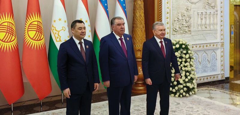 Президенты Таджикистана Узбекистана и Кыргызстана удостоены Международной премии мира им Л Н Толстого Президенты Таджикистана Эмомали Рахмон Узбекистана Шавкат Мирзиеев и Кыргызстана Садыр Жапаров стали лауреатами Второй Международной премии мира имени Льва Толстого Об этом сообщил председатель жюри премии художественный руководитель Мариинского и Большого театров Валерий Гергиев Церемония вручения прошла в Москве в отеле Radisson Collection Hotel бывшая гостиница Украина Решение жюри было принято единогласно По словам организаторов лидеры трёх стран удостоены награды за большой личный вклад в укрепление мира и безопасности в Центральной Азии В пресс службе Фонда премии напомнили что 31 марта 2025 года Рахмон Мирзиеев и Жапаров в Худжанде подписали Договор о точке стыка государственных границ и Декларацию о вечной дружбе что стало важным шагом в обеспечении региональной стабильности и добрососедства Сегодня мы чествуем усилия трёх лидеров Центральной Азии Дух премии имени Толстого охватывает разные части мира подтверждая её универсальное значение отметил Гергиев В состав жюри вошли международные эксперты в том числе президент Фонда де Голля Пьер де Голль аргентинский правозащитник Мария Виктория Алькарас индийский дипломат и историк Ачала Моулик китайский писатель Лю Вэньфей и другие Фонд Международной премии мира имени Л Н Толстого был учреждён 22 июня 2022 года Российским историческим и военно историческим обществами а также Фондом мира Согласно уставу премия вручается за выдающиеся заслуги в деле противодействия угрозе мировой войны предотвращения ядерной катастрофы укрепления международного права и продвижения миротворческой деятельности Первая премия в 2024 году была присуждена Африканскому союзу