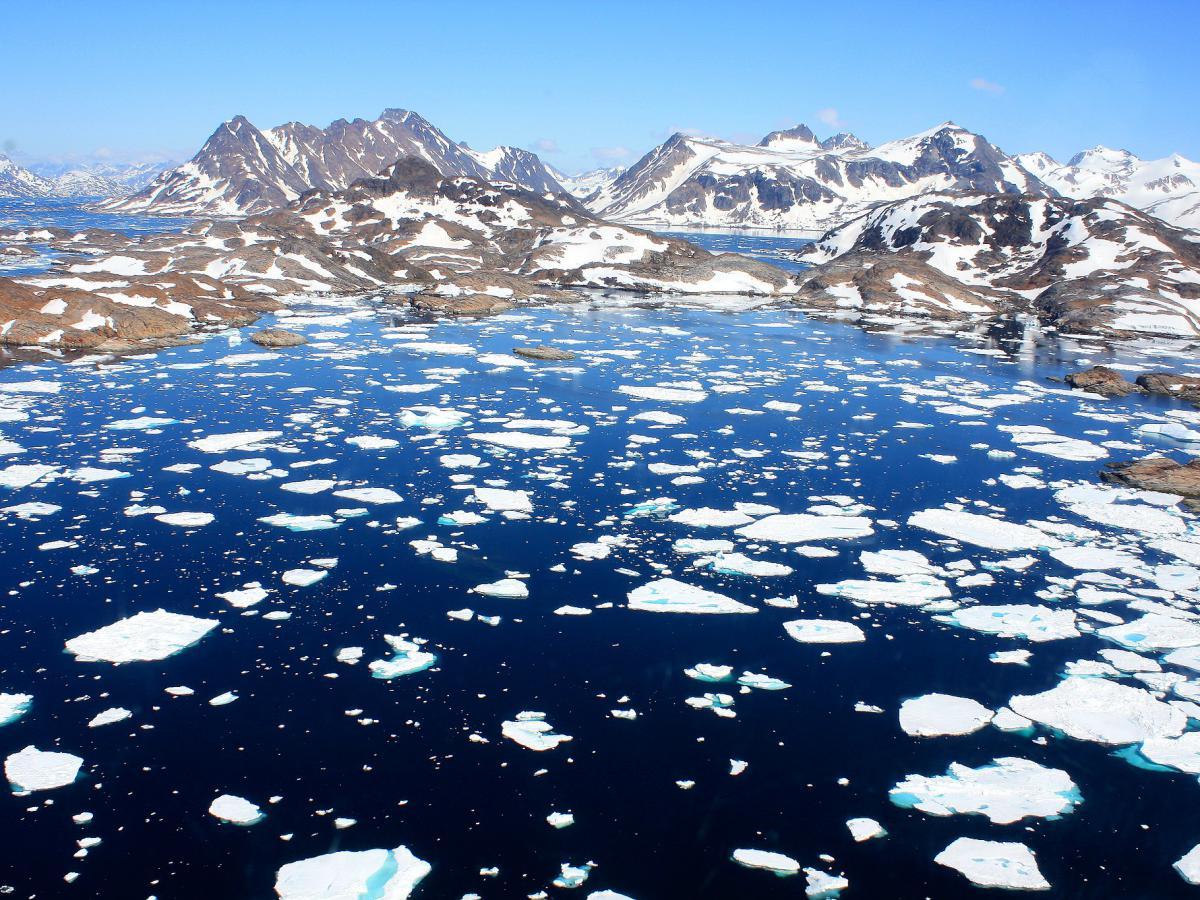 В России подготовили первый пятилетний план адаптации к изменению климата на 2026 2030 годы Документ разработало Минэкономразвития ранее этапы планирования длились по три года Новый план охватывает национальный отраслевой и региональный уровни свои программы уже подготовил 81 регион При разработке учли предложения 35 регионов восьми федеральных ведомств и более 20 компаний и научных организаций План опирается на единые методики оценки климатических рисков и ущерба и учитывает опыт двух предыдущих этапов с 2019 года Приоритетами названы здоровье людей инфраструктура и устойчивость экономики к климатическим изменениям