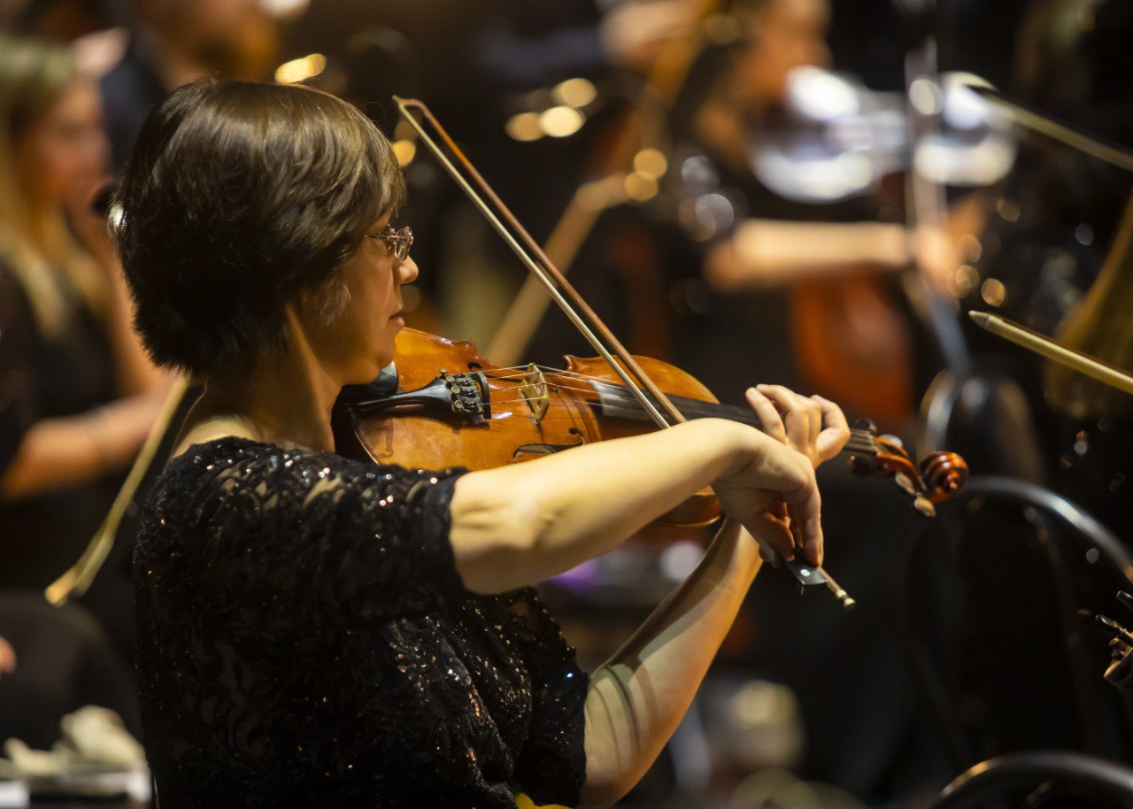 В Челябинске выступит симфонический оркестр Академия Русской музыки В начале февраля в Челябинске на сцене театра оперы и балета выступит симфонический оркестр Академия Русской музыки В программе Аранхуэсский концерт Хоакина Родриго для гитары с оркестром и Симфония 5 Петра Чайковского Оркестр был основан в 2017 году Иваном Никифорчиным и объединяет молодых музыкантов выпускников ведущих музыкальных вузов России многие из которых лауреаты международных конкурсов Академия Русской музыки исполняет академическую музыку XVIII XXI веков возрождая редко исполняемые произведения русского оркестрового и хорового искусства Дирижером концерта станет Иван Никифорчин лауреат международных конкурсов и Премии Президента РФ Соло в Аранхуэсском концерте Хоакина Родриго исполнит лауреат международных конкурсов один из самых востребованных классических гитаристов в мире Дмитрий Илларионов 6 eugenejut