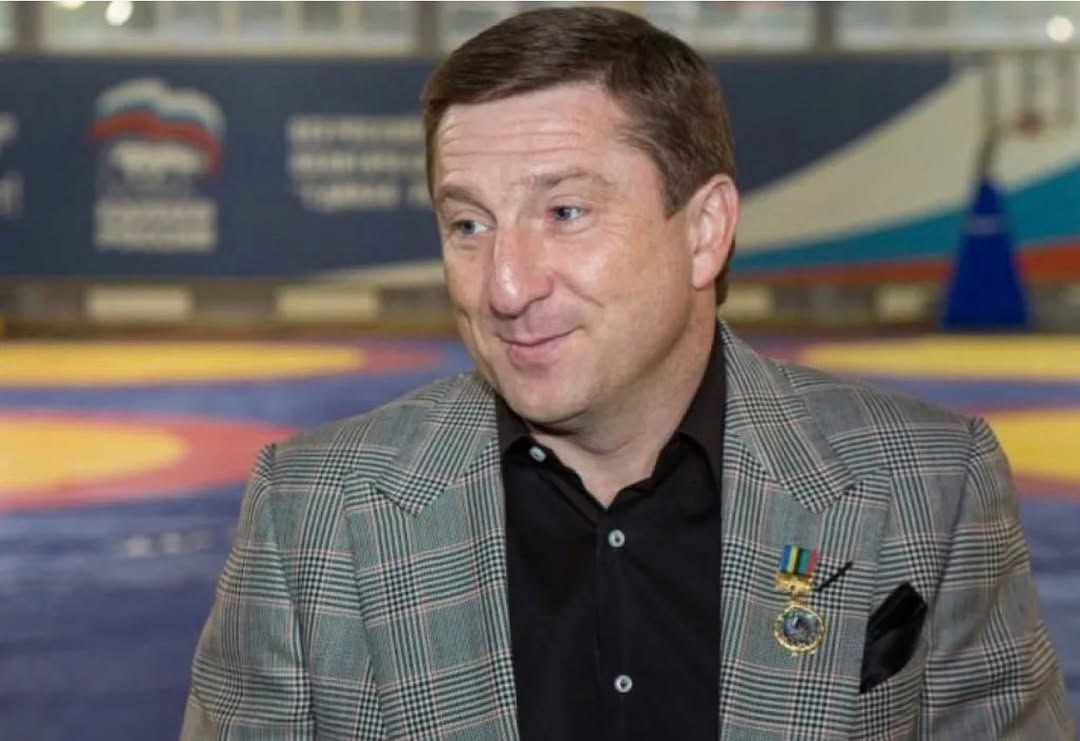 Теневого короля Сочи задержали в Армении однако позже его отпустили Рубена Татуляна разыскиваемого в России по подозрению в мошенничестве и организации преступного сообщества задержали в Армении Татуляна задержали 7 ноября и доставили в полицию Однако позже его отпустили 25 ноября 2024 года Следственный комитет России возбудил уголовное дело по статье Создание преступного сообщества в отношении Рубена Татуляна известного в криминальном мире под псевдонимом Робсон По данным канала 112 Татулян в 1998 году создал настоящую криминальную империю в которую лично набирал и вооружал бандитов Сообщалось что его многоступенчатая ОПГ занималась рэкетом рейдерскими захватами и грабежом В числе преступных деяний группировки упоминается захват пансионата Весна путем угрозы жизни После 2017 года Татулян уехал за рубеж из за начала против него уголовного преследования Подписаться на новости ЮГ 24   ЮГ 24 в MAX