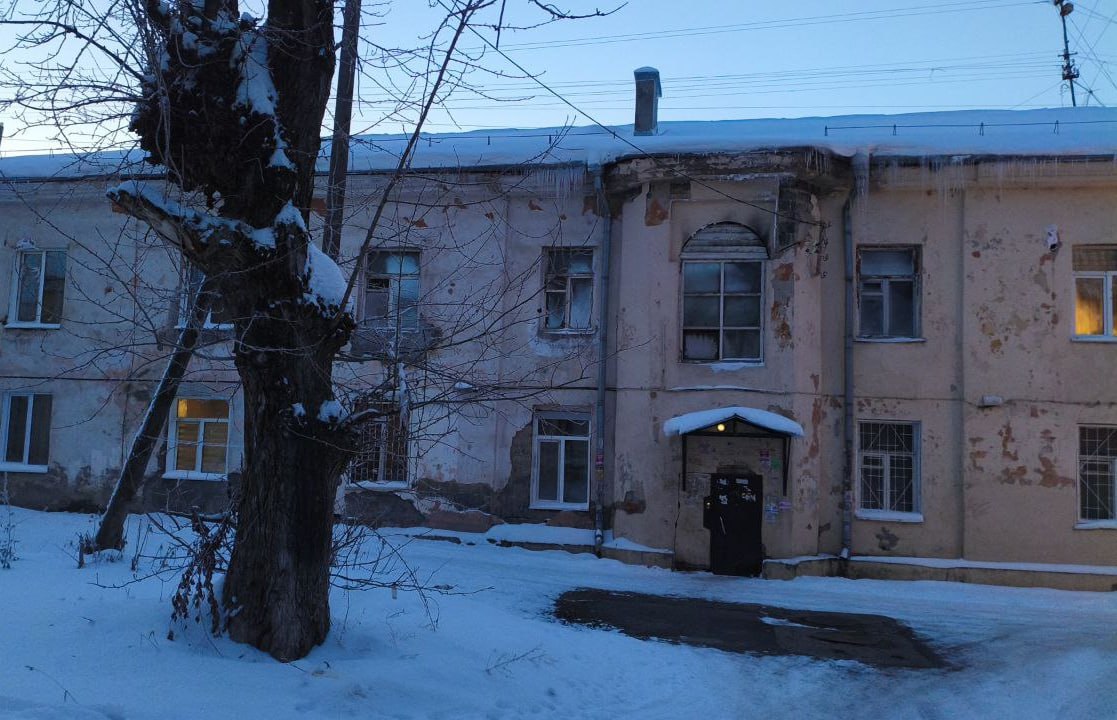 Прокуратура Советского района г Томска защитила в суде жилищные права участника специальной военной операции и членов его семьи Прокуратура Советского района г Томска провела проверку по обращению участника специальной военной операции о нарушении жилищных прав Установлено что в собственности заявителя и его семьи находится квартира в жилом доме по улице Льва Толстого в Томске который еще в 2021 году признан аварийным и подлежащим сносу Однако орган местного самоуправления не принимал решение об изъятии для муниципальных нужд жилого помещения с выплатой выкупной стоимости собственникам Прокуратура в интересах военнослужащего и членов его семьи обратилась в суд с иском о возложении на городскую администрацию обязанности выплатить выкупную стоимость за аварийное жилье в размере чуть менее 2 2 млн рублей Советским районным судом г Томска требования прокурора удовлетворены Фактическое исполнение судебного акта находится в надзорном ведомстве на контроле