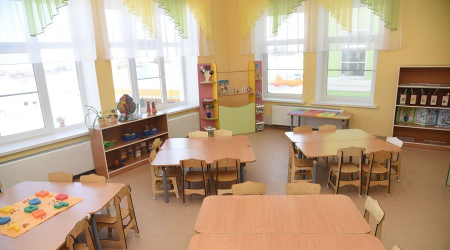 С 1 февраля изменится плата за присмотр и уход за детьми в детсадах Калуги Теперь плата составит 103 рубля 84 копейки в день По прежнему это один из самых низких размеров родительской платы среди областных центров Центральной России сообщили в администрации Калуги Средства родительской платы в полном объеме направляются на организацию питания воспитанников При этом присмотр и уход это не только питание детей но и санитарно гигиеническое и хозяйственно бытовое обеспечение соблюдение режима дня рассказали в администрации Калуги Также сохраняются льготные категории с которых не взимается данная плата Помимо этого плата сокращается на 50 для родителей имеющих 3 и более детей многодетных семей где старший ребенок обучается по очной форме а также семьи где один из родителей является инвалидом Подписаться Прислать новость