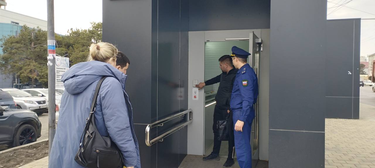 Нарушения в работе подземного перехода на Красных Партизан исправили  Он не отвечал требованиям доступности для инвалидов и других маломобильных групп населения. Лифт можно было использовать только после прибытия сопровождающего, также отсутствовали информационные знаки.   Прокуратура Краснодара внесла представление в администрацию города.   В результате для инвалидов организовали дистанционное открывание дверей кабины лифта, установлено видеонаблюдение, а также пассажиры теперь могут связаться с диспетчером.   — Размещены средства информационной поддержки и навигации на путях движения, доступные для инвалидов и других маломобильных групп населения, — сообщили в пресс-службе надзорного органа.     Быть в курсе   Прислать новость