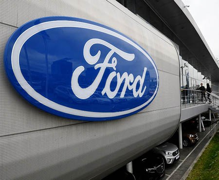 Ford Motor Company подал десять заявок на регистрацию товарных знаков в России Среди них названия моделей американского автопроизводителя Bronco Expedition Explorer F 150 Mustang Ranger Tourneo и Transit Ford также подал заявку на регистрацию бренда Lincoln и его логотипа под которым производятся автомобили люкс класса По данным ТАСС документы поступили 24 декабря из США Почти все товарные знаки за исключением Lincoln регистрируются только по одному классу международной классификации товаров и услуг автомобили и их составляющие В 2022 году американская корпорация приостановила деятельность в нашей стране в связи с событиями на Украине Подписаться на Говорит Москва Telegram VK MAX